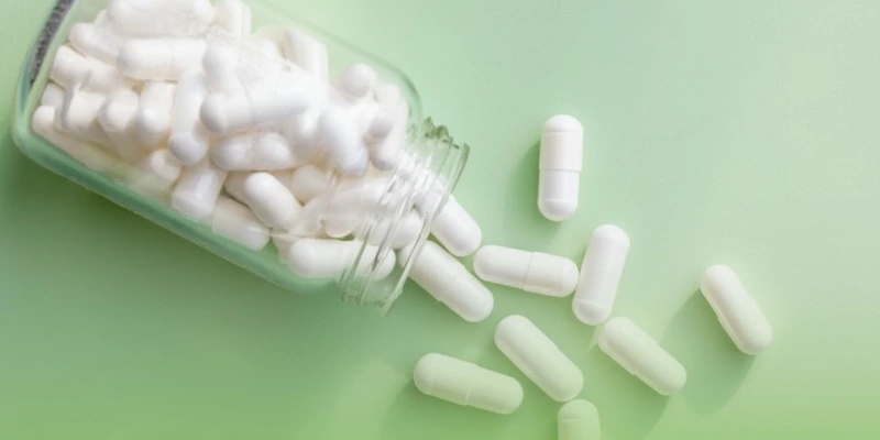 Капсулы габапентина рассыпанные по столу